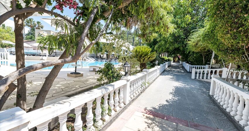 RIVERSIDE GARDEN RESORT HOTEL